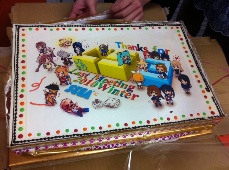 Internally used Sega used to make cakes for each of their divisions, celebreating a year. On this cake, it portrays of busy CS3 has been in 2010. On the cake you cap spot Shining Hearts, Phantasy Star Portable 2, K-On, Hatsune Miku, Vanquish and the Dreamcast (indicating the DC ports in 2010)